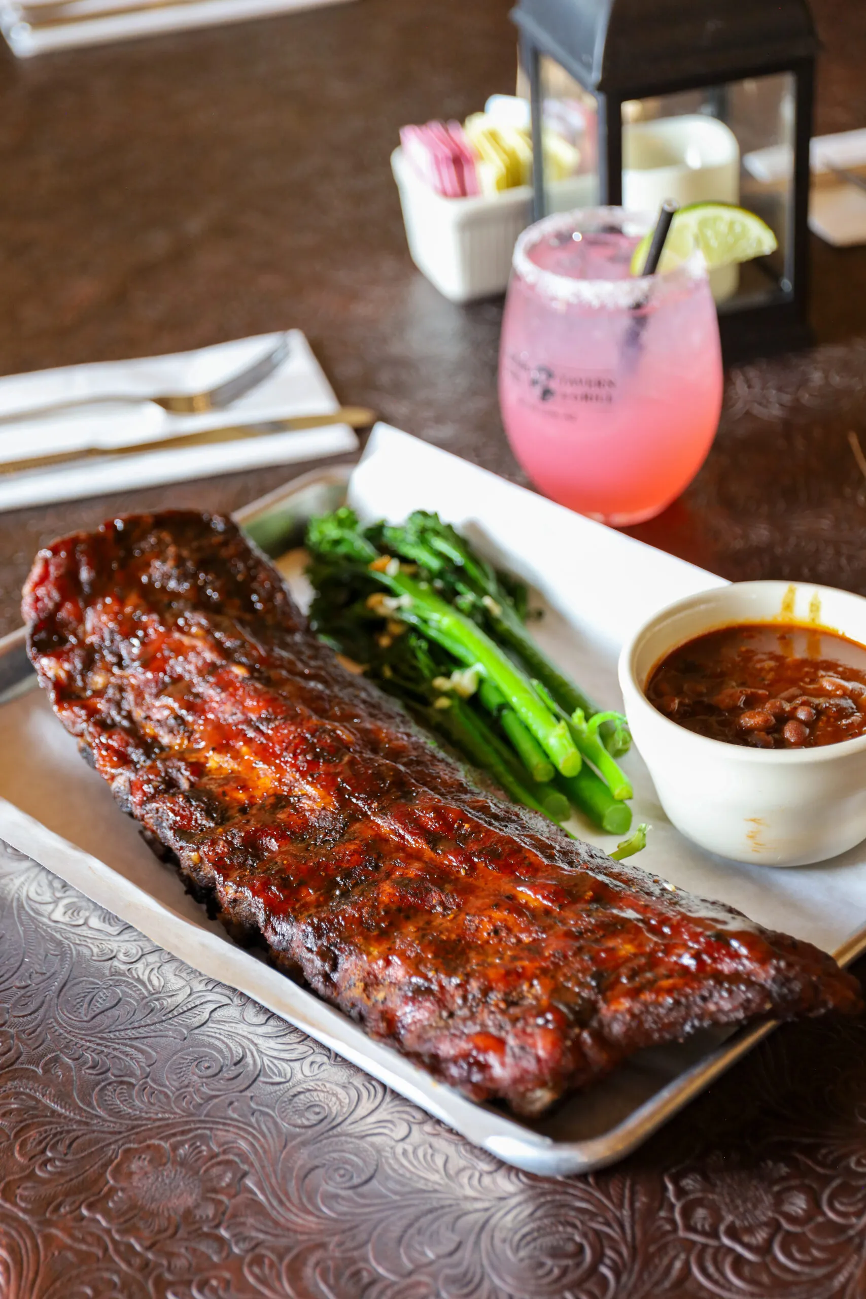 Barbecue ribs with greens and beans.